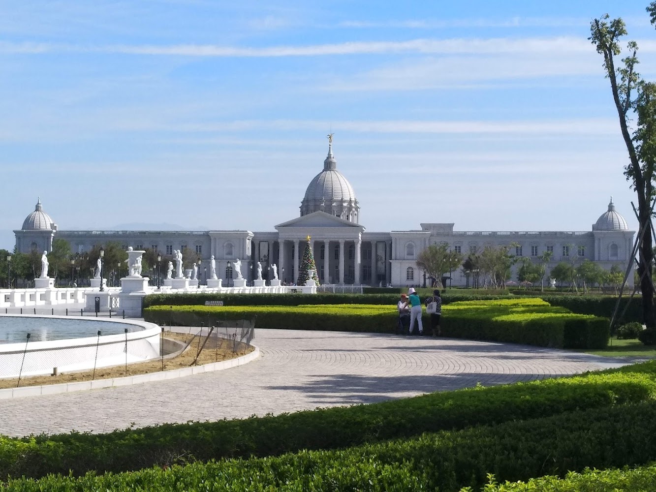 奇美博物館白色歐風建築與前庭