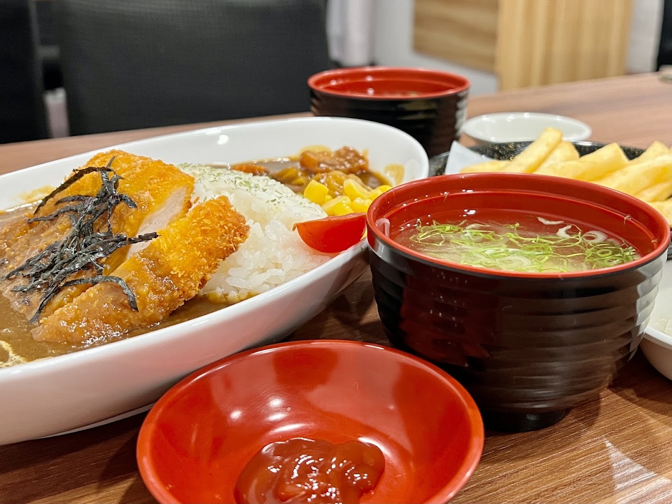 日式咖哩豬排飯附薯條與味噌湯,相當豐盛
