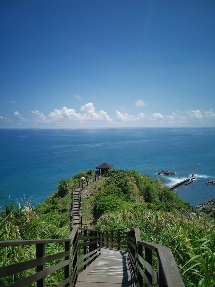 木棧道通往山丘涼亭與海景