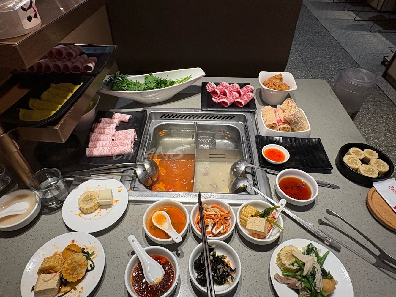 海底撈西門店鴛鴦鍋與食材擺盤