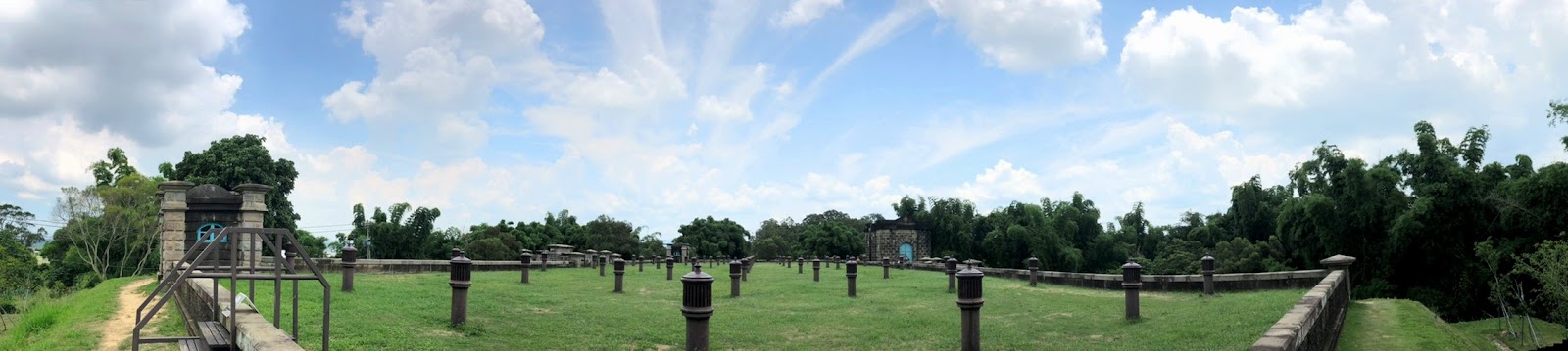台南山上花園水道博物館第二館區慢濾池露天草地石柱通氣孔藍天