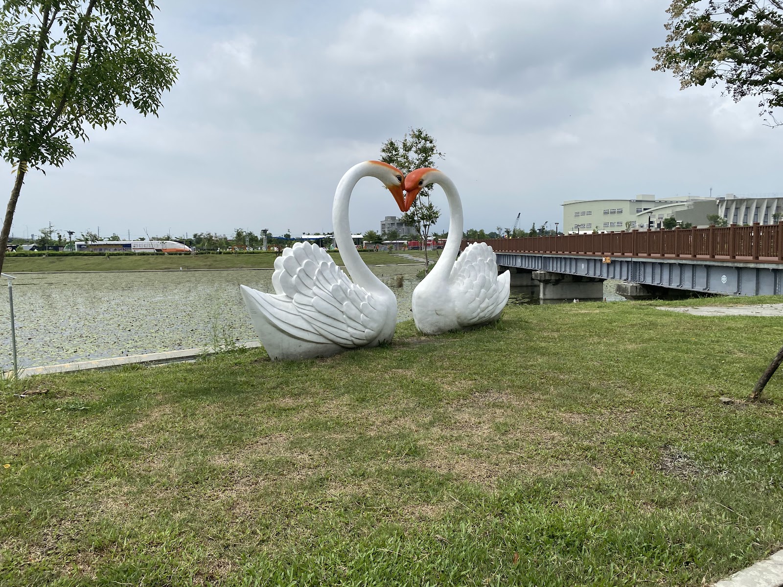 潮州鐵道園區景點 天鵝雕塑與湖景棧橋