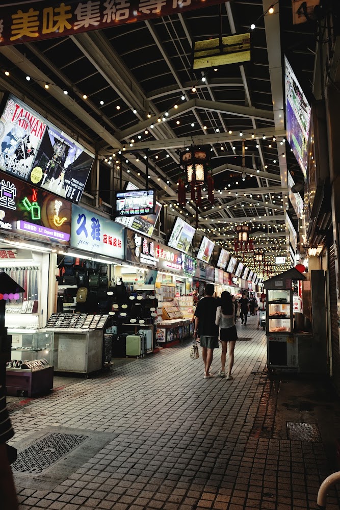 熱鬧的廣州街夜市街景，有燈籠、招牌與人潮