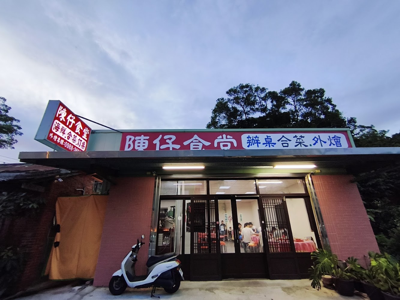 陳仔食堂店面簡樸,招牌清楚可見
