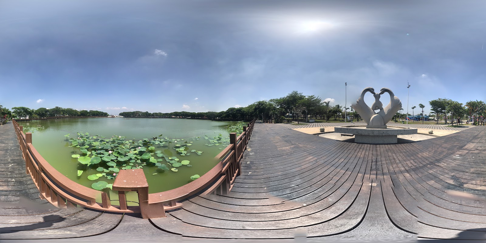 新營天鵝湖公園黃昏湖面