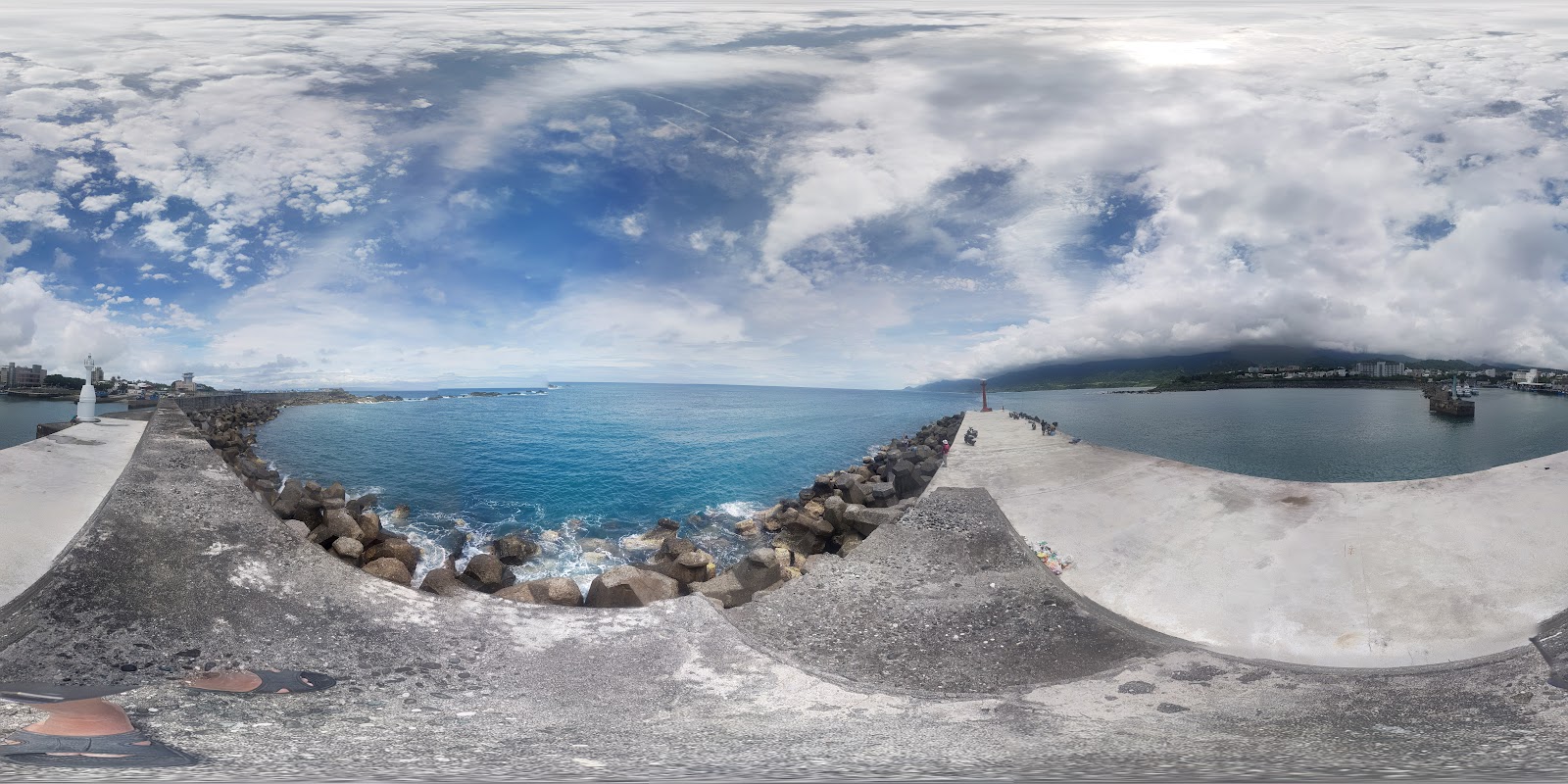 新港漁港360度全景，防波堤兩側，蔚藍太平洋一望無際