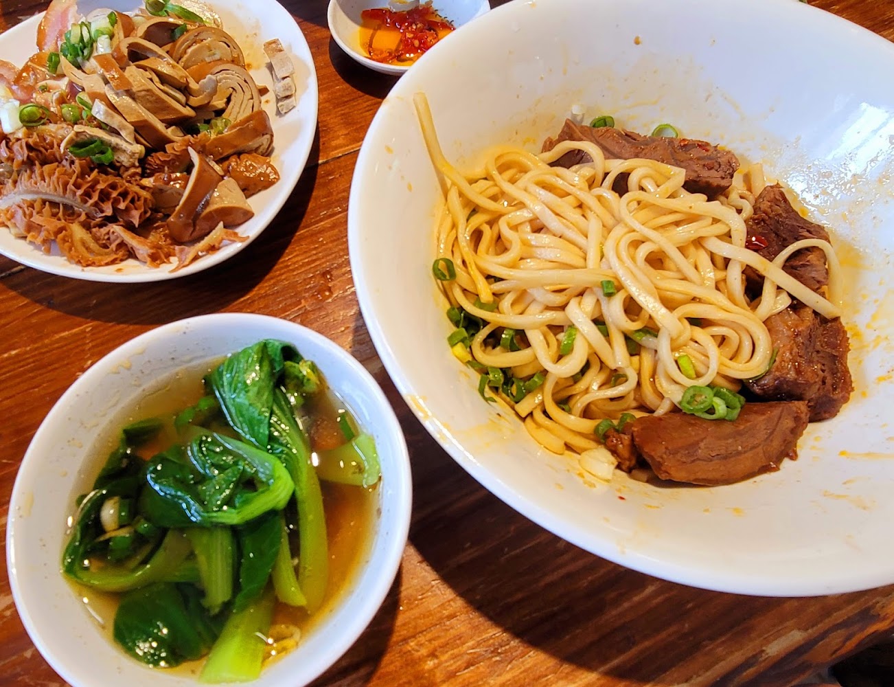 怒騾子牛肉拌麵與滷味拼盤