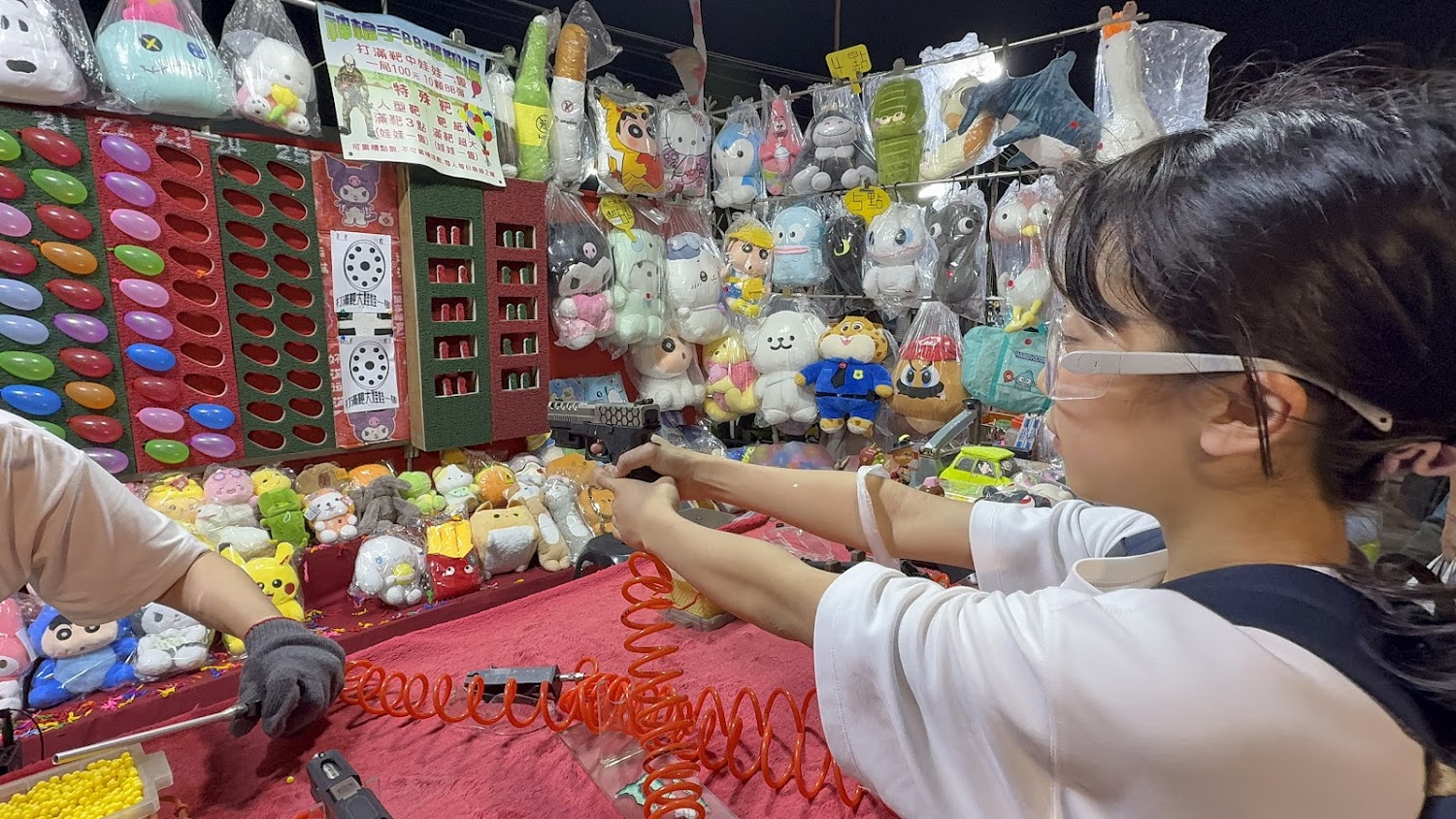 武聖夜市射擊攤位與玩偶獎品