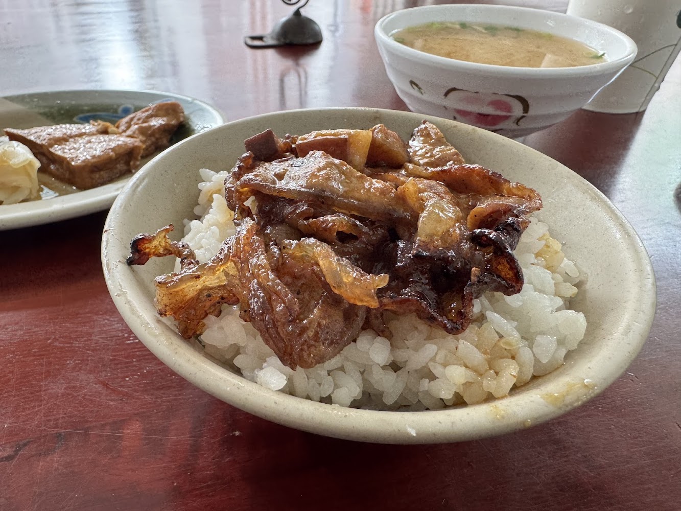 阿霞燒肉飯燒肉飯與湯品