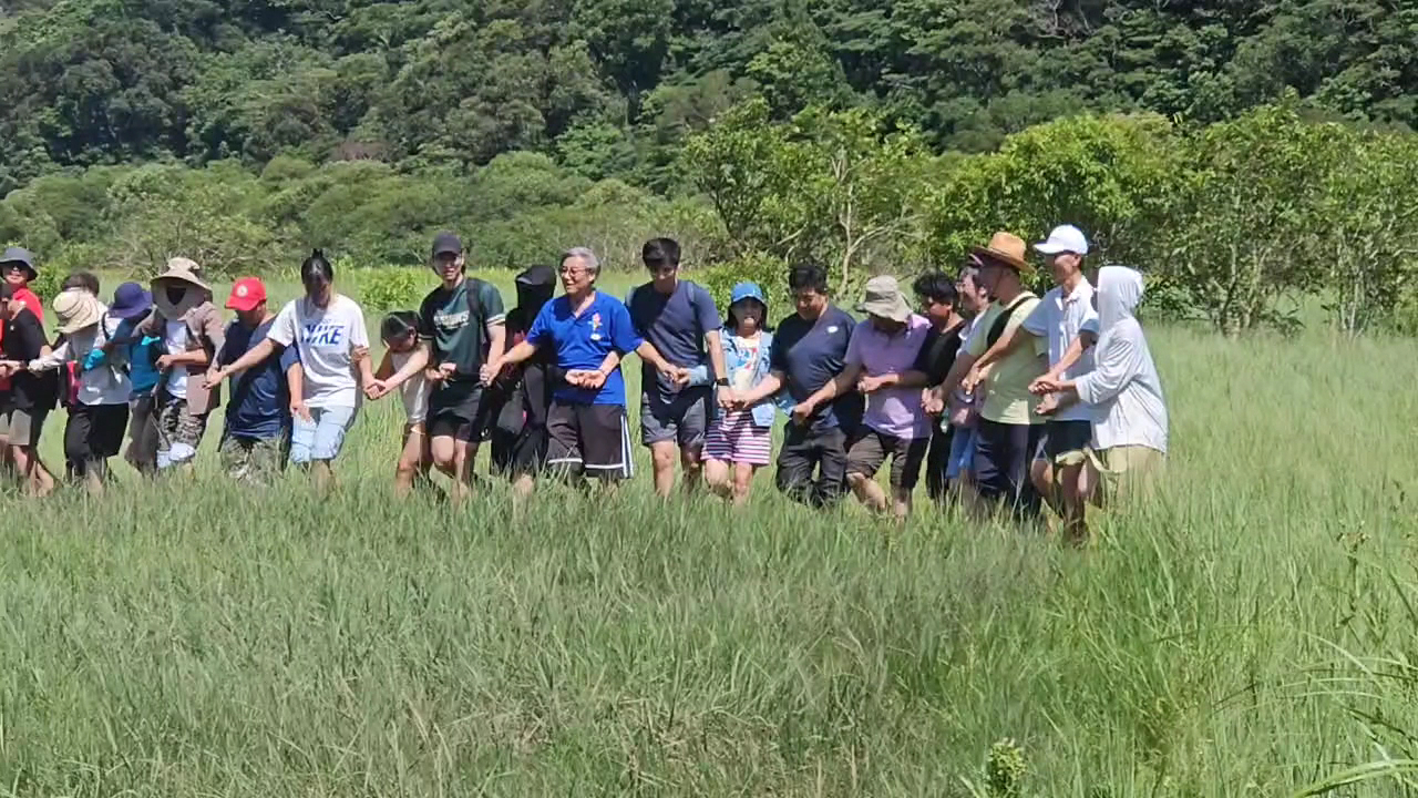 東源水上草原遊客跟隨原住民排灣族導覽員穿越翠綠草地