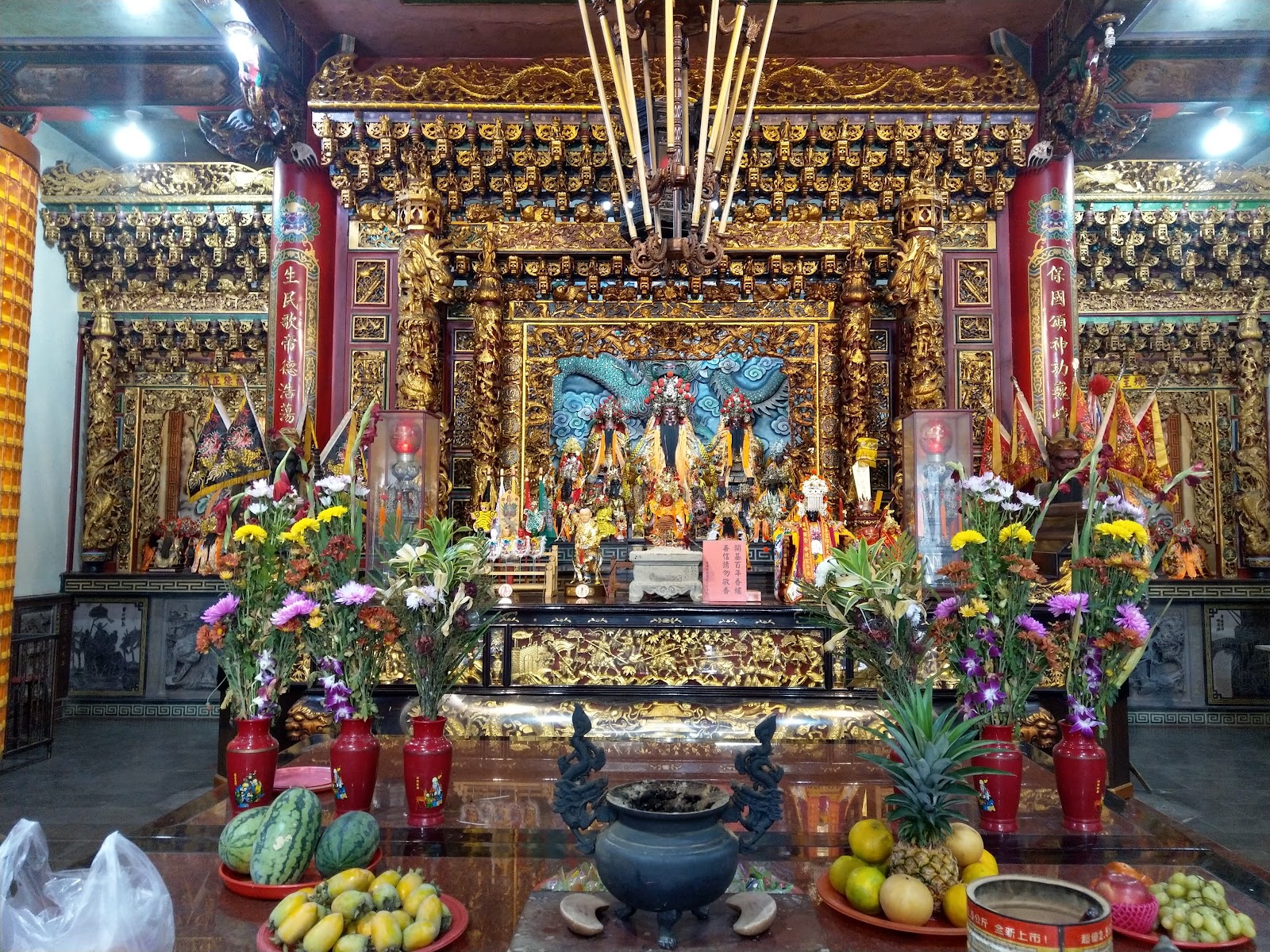 鰲峰宮主神壇特寫,金漆木雕神龕精美,保生大帝神像,案桌供品鮮花水果