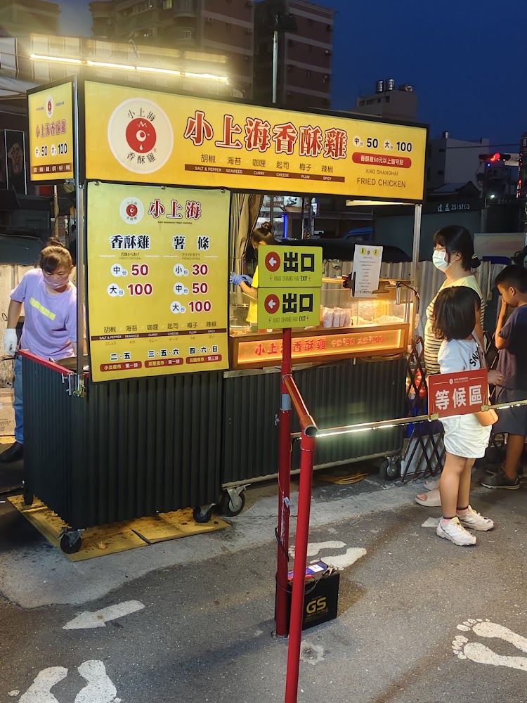 小北新成功夜市小上海香酥雞攤位,排隊人潮明顯。