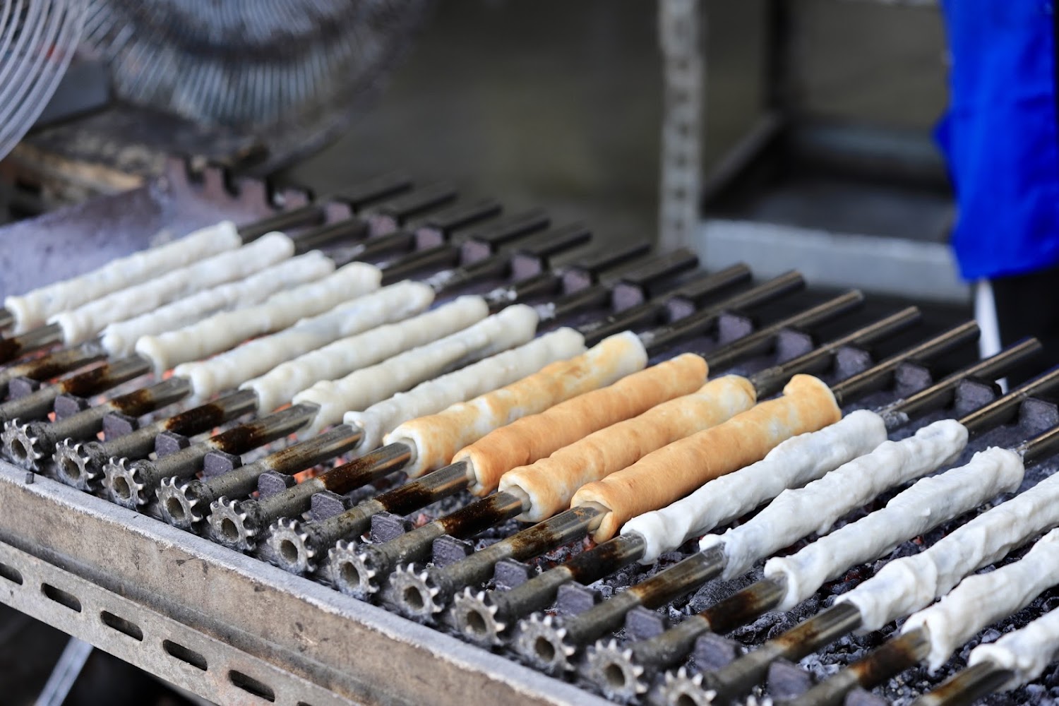 一排在火爐上烤製的吉古拉
