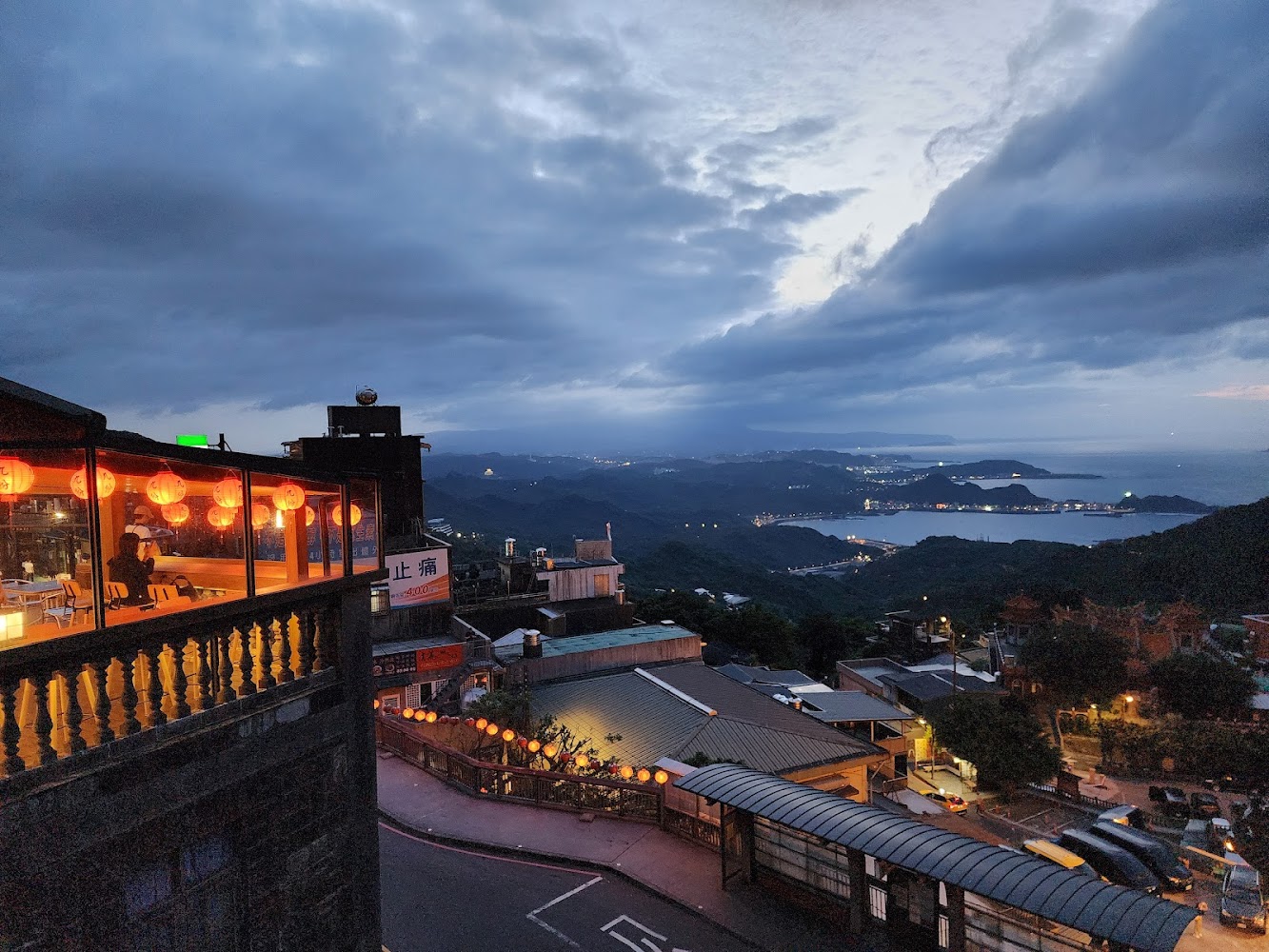 九份茶館夜景與海灣遠眺