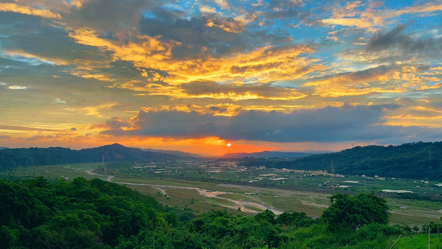 東勢林場觀日落台夕陽山景