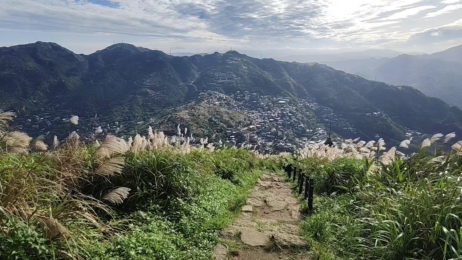 芒草步道與遠方山谷聚落
