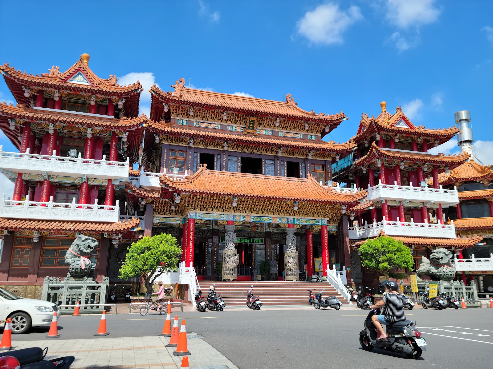 台南關廟山西宮三層廟宇正面,金碧輝煌廟頂在陽光下閃耀