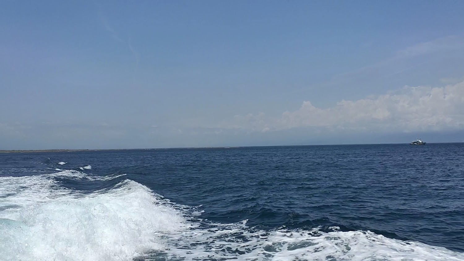 藍色海洋與船隻浪花景象