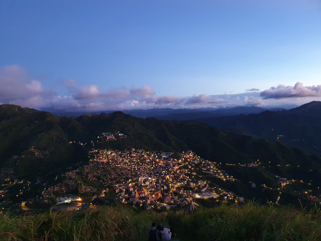 傍晚俯瞰山下小鎮夜景燈光
