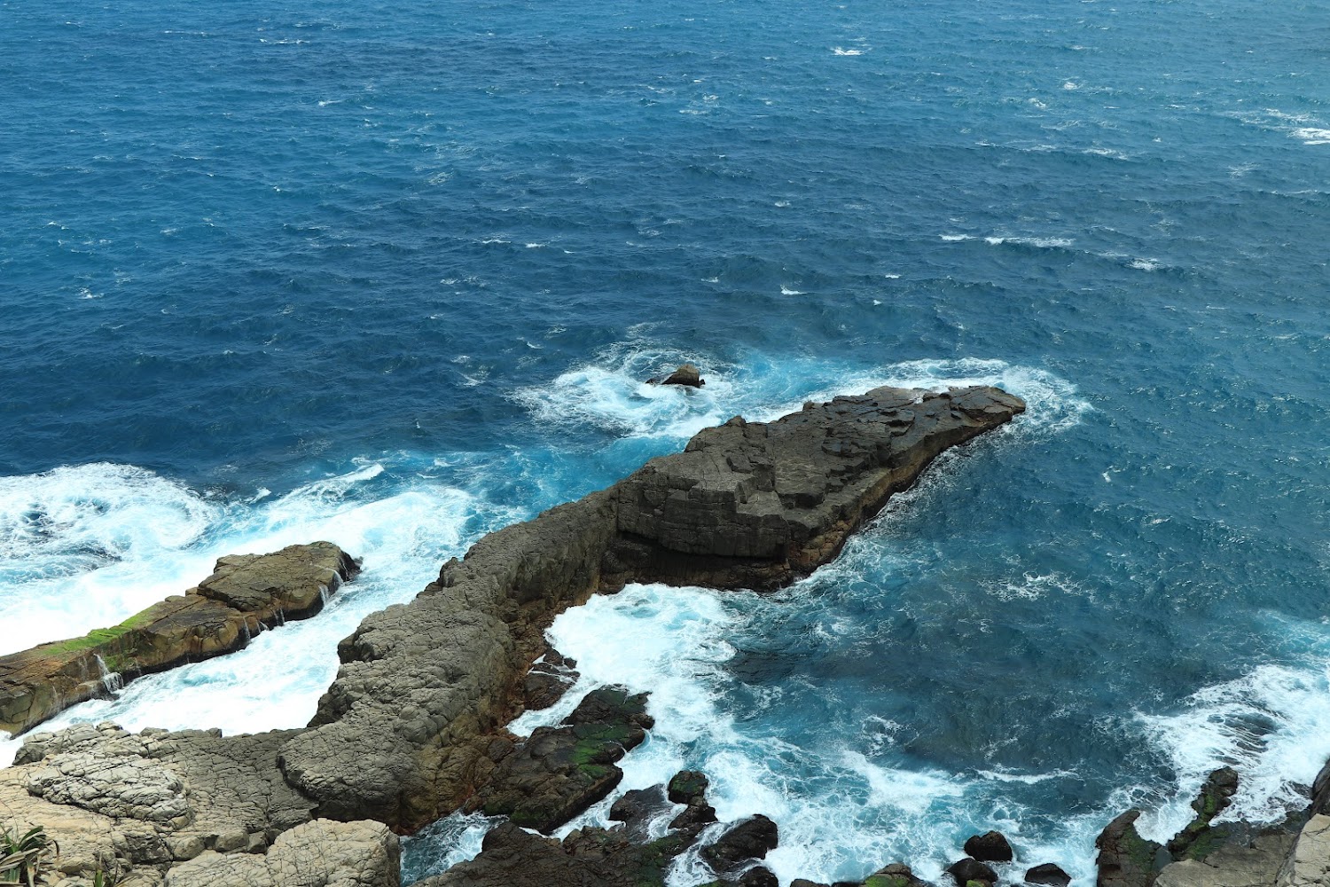 龍洞灣岬步道蔚藍海洋與巨大岩石岸邊景色