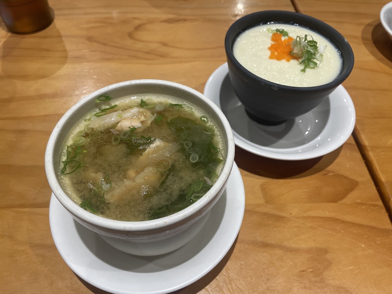 味噌湯與蒸蛋組合,桌面整潔餐點家常