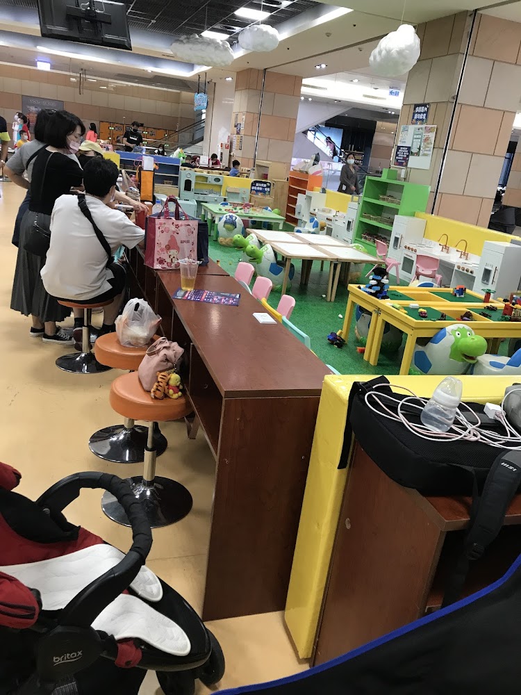 親子玩具桌與兒童椅空間