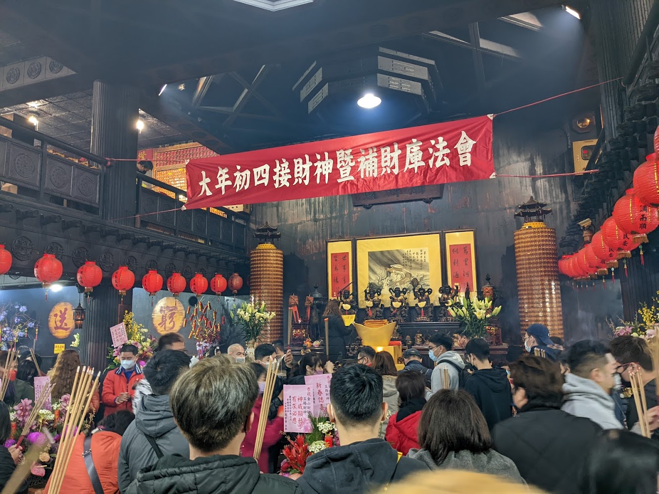 法會活動時廟內信眾參拜景象