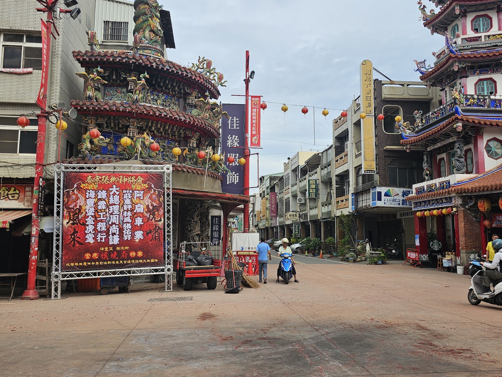 新港奉天宮廟埕廣場街景，側翼圓形塔樓，廟會宣傳看板