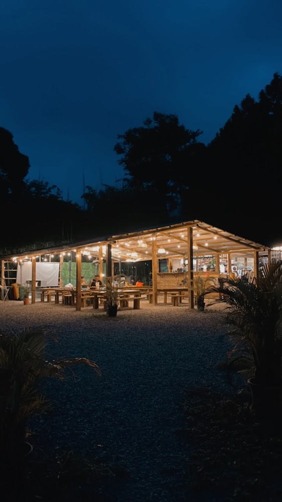 夜晚木造開放式餐廳與用餐氛圍