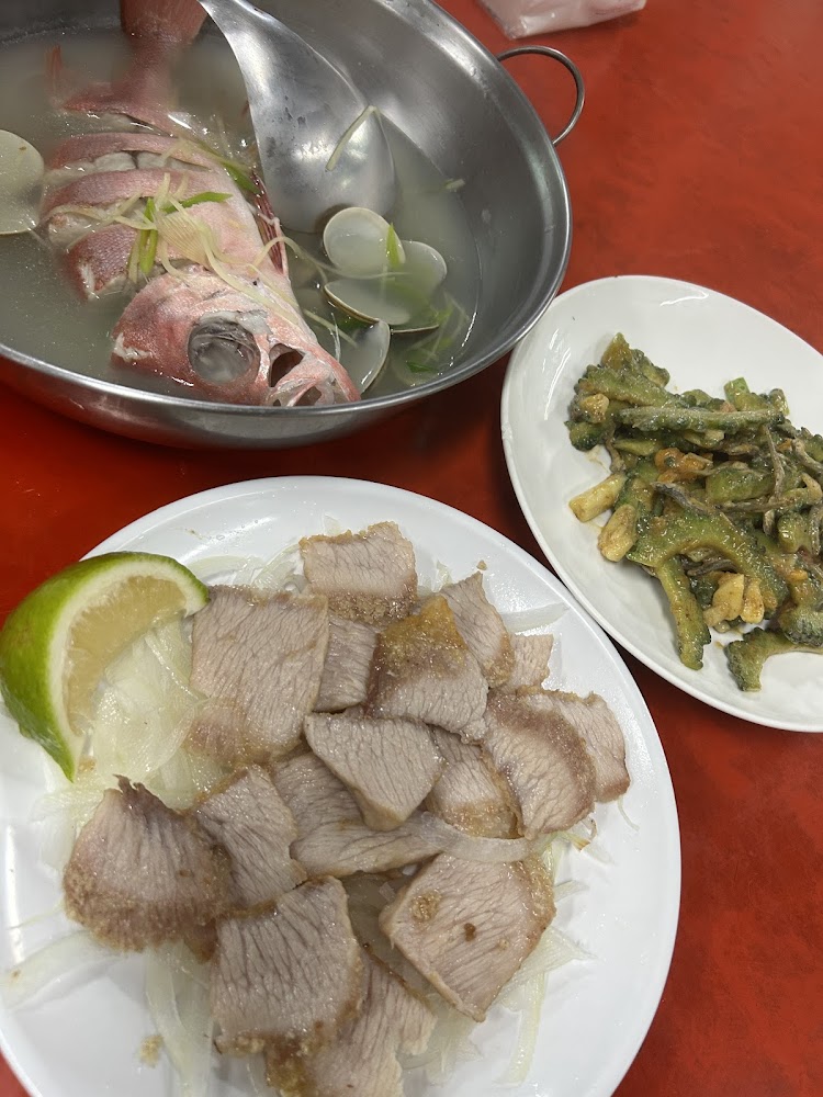 魚湯與豬肉苦瓜搭配的一桌菜