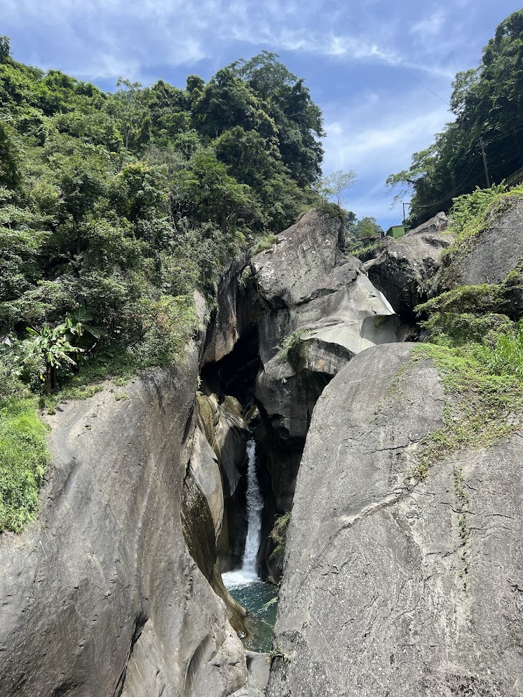 青蛙石天空步道瀑布與巨岩