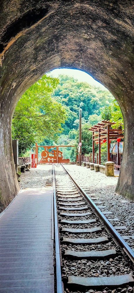 臺鐵舊山線內社川橋附近鐵道出口與造型鐵門