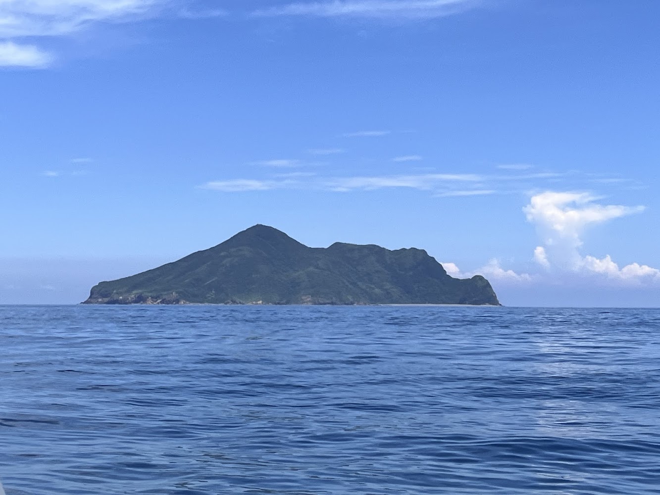 海上遠望龜山島