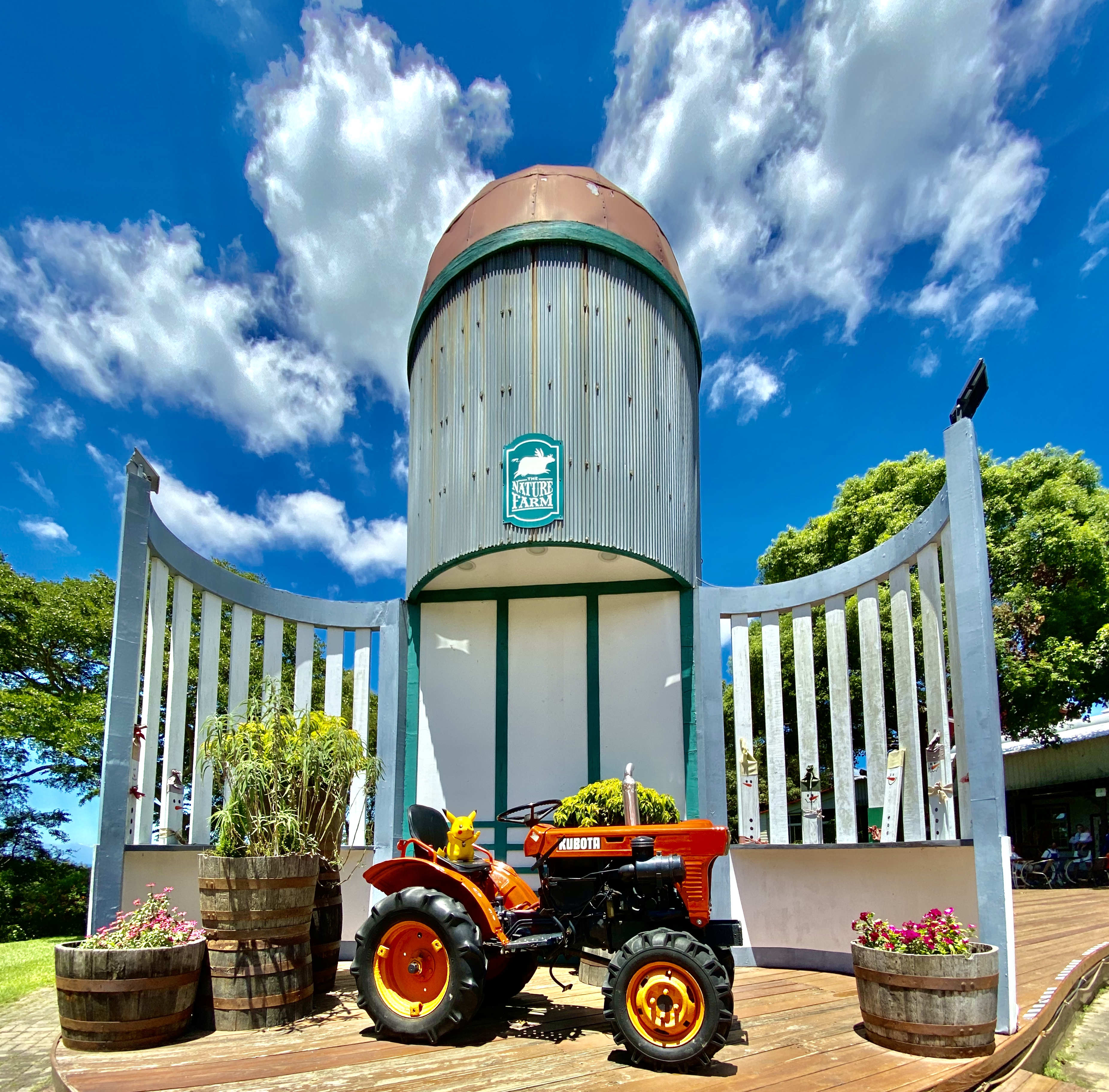 飛牛牧場圓頂建築與小型拖拉機