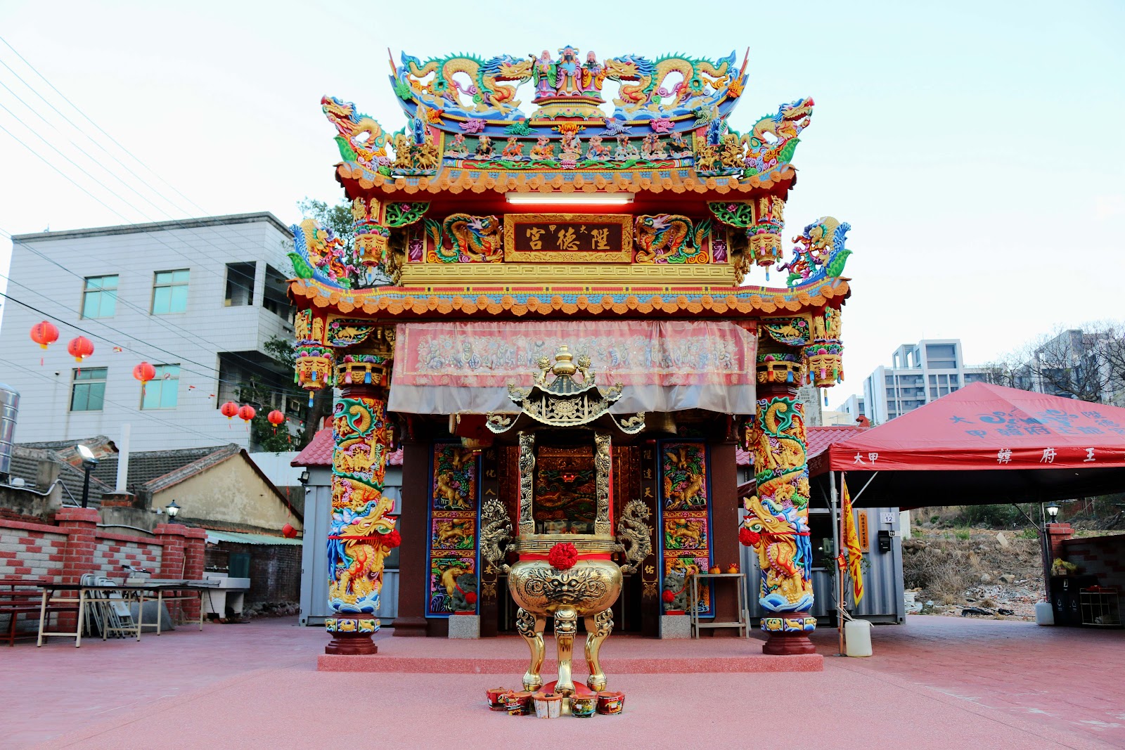 大甲陞德宮正面，色彩繽紛龍柱，金色香爐，大甲廟宇文化