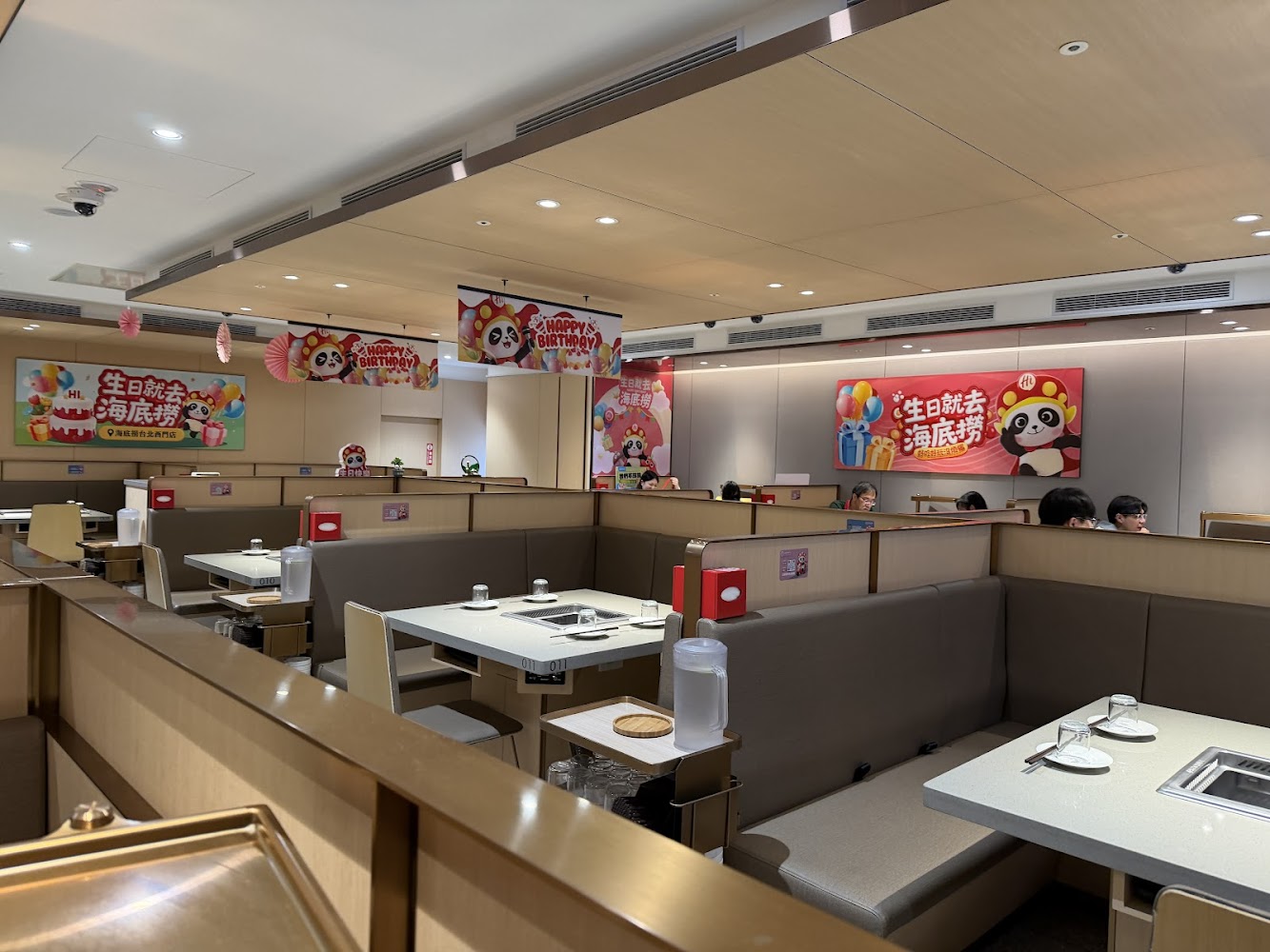 海底撈西門店用餐區與生日布置