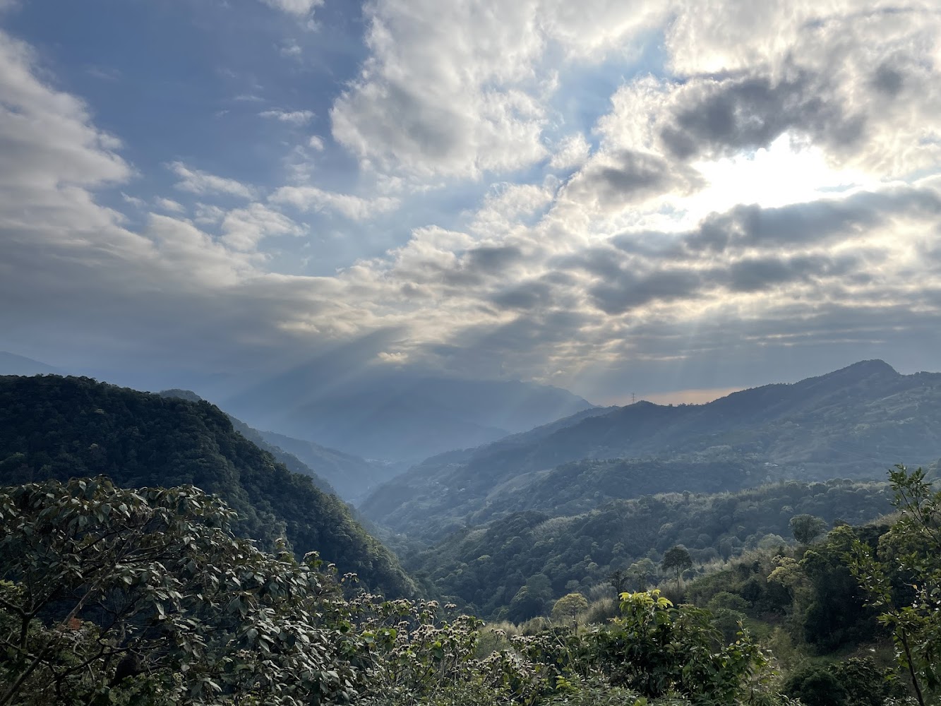 東眼山群山與雲層灑落光束的自然美景