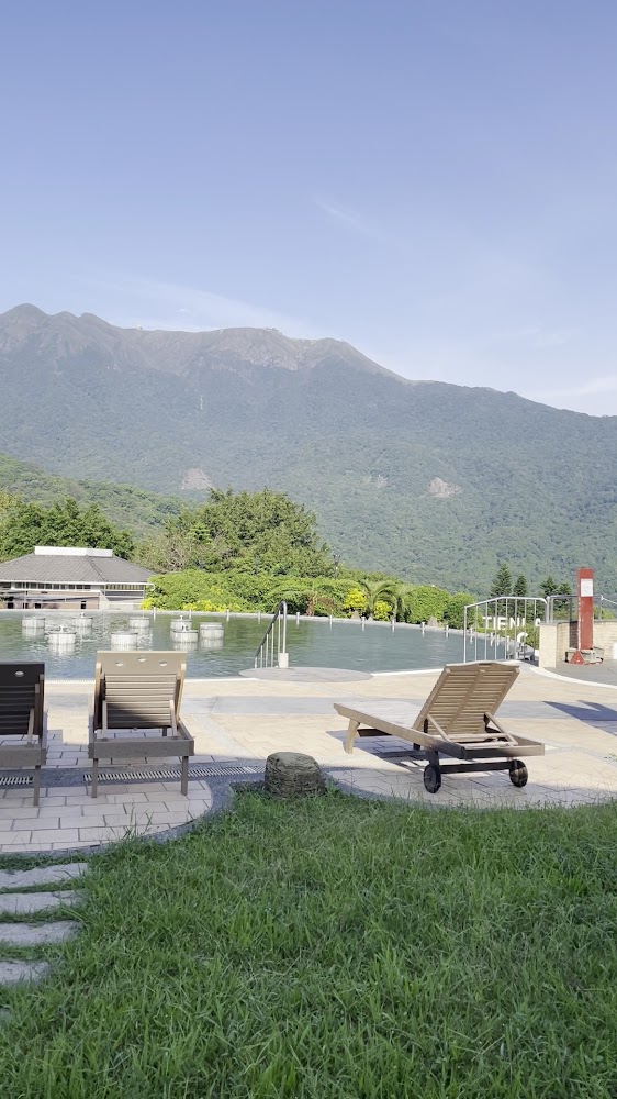 戶外游泳池躺椅與山景