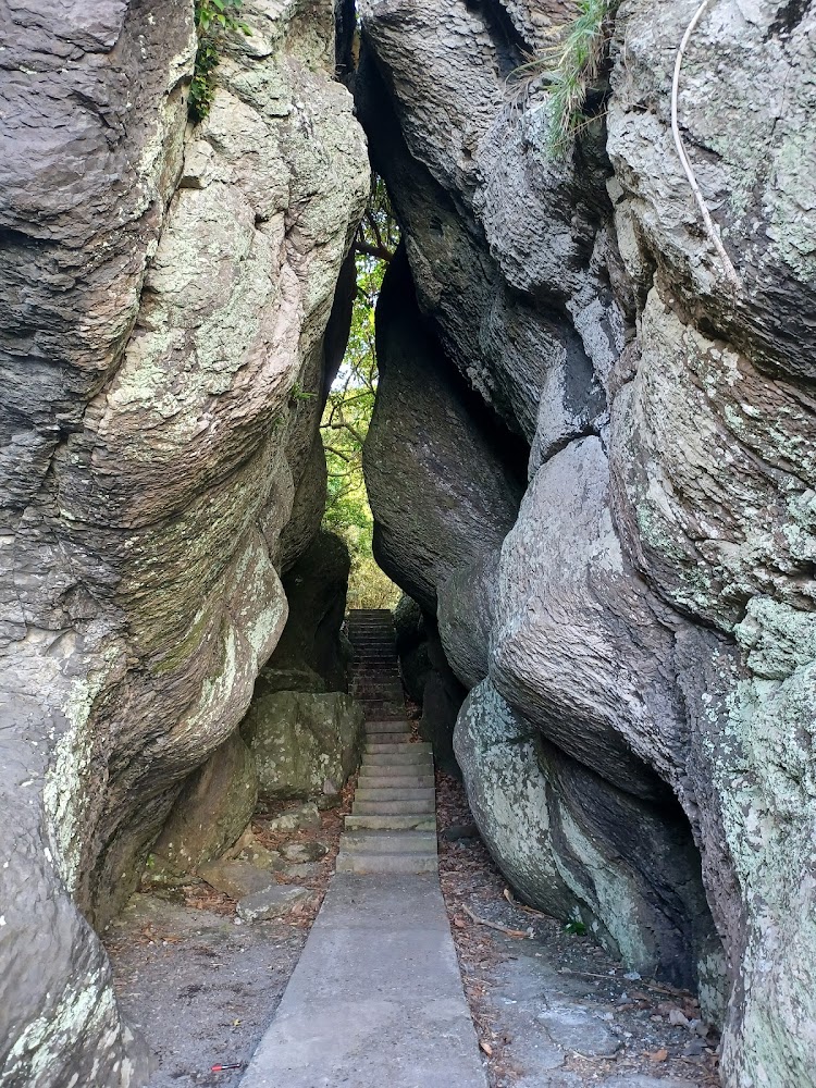 北關海潮一線天狹窄岩縫步道