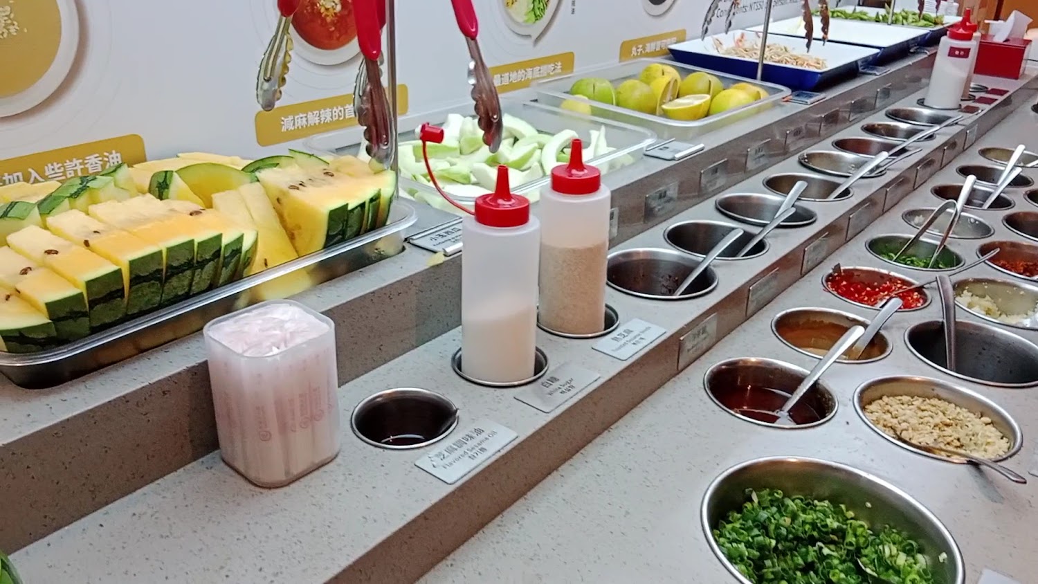 海底撈西門店自助醬料水果區