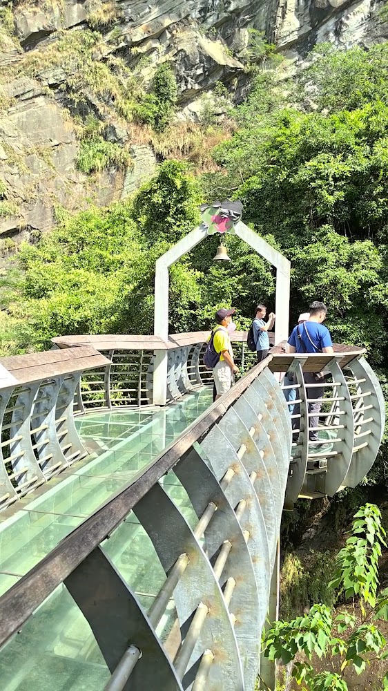 玻璃觀景平台與遊客