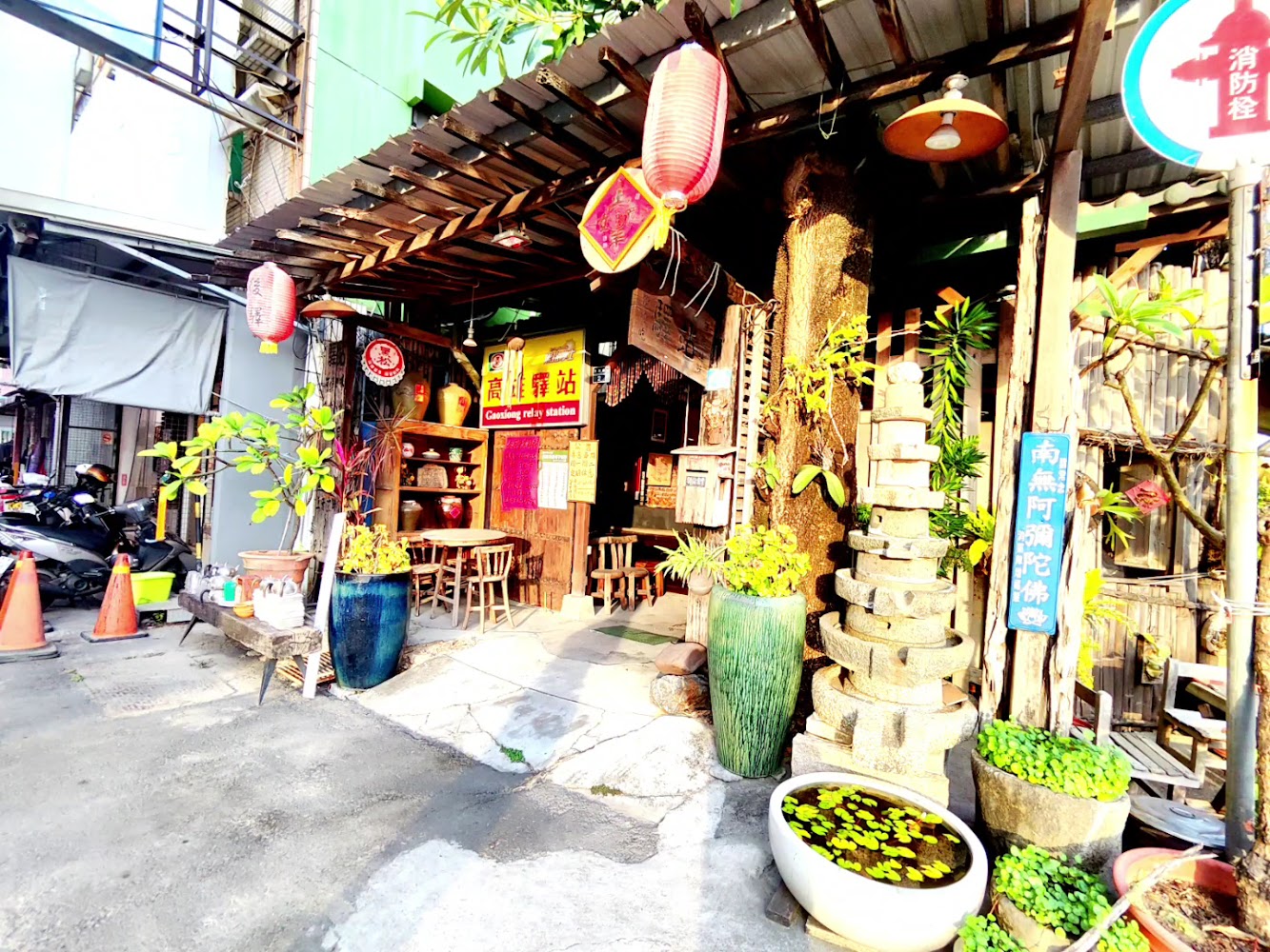 驛站食堂戶外與店門口,帶有老街般懷舊風格。