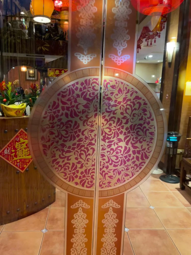 東坡醉月餐館中式花紋門面與濃厚東方風格。