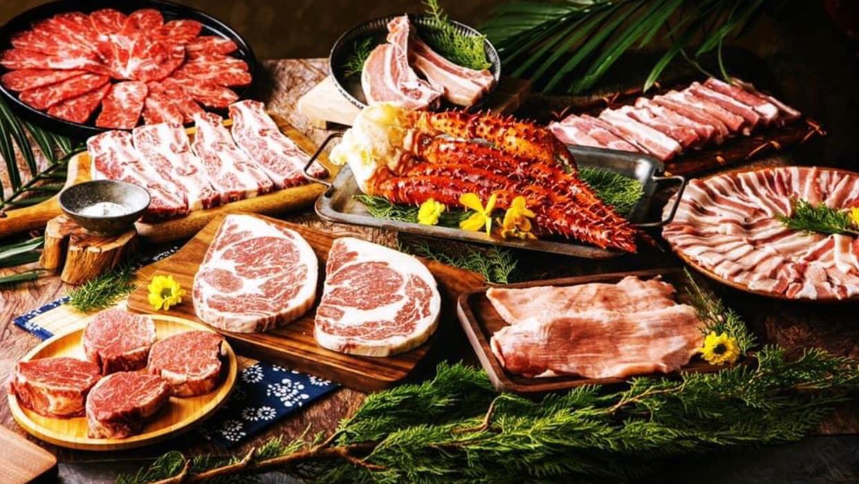 米炭火燒肉小酒館中壢店多種肉品海鮮與帝王蟹腳擺盤
