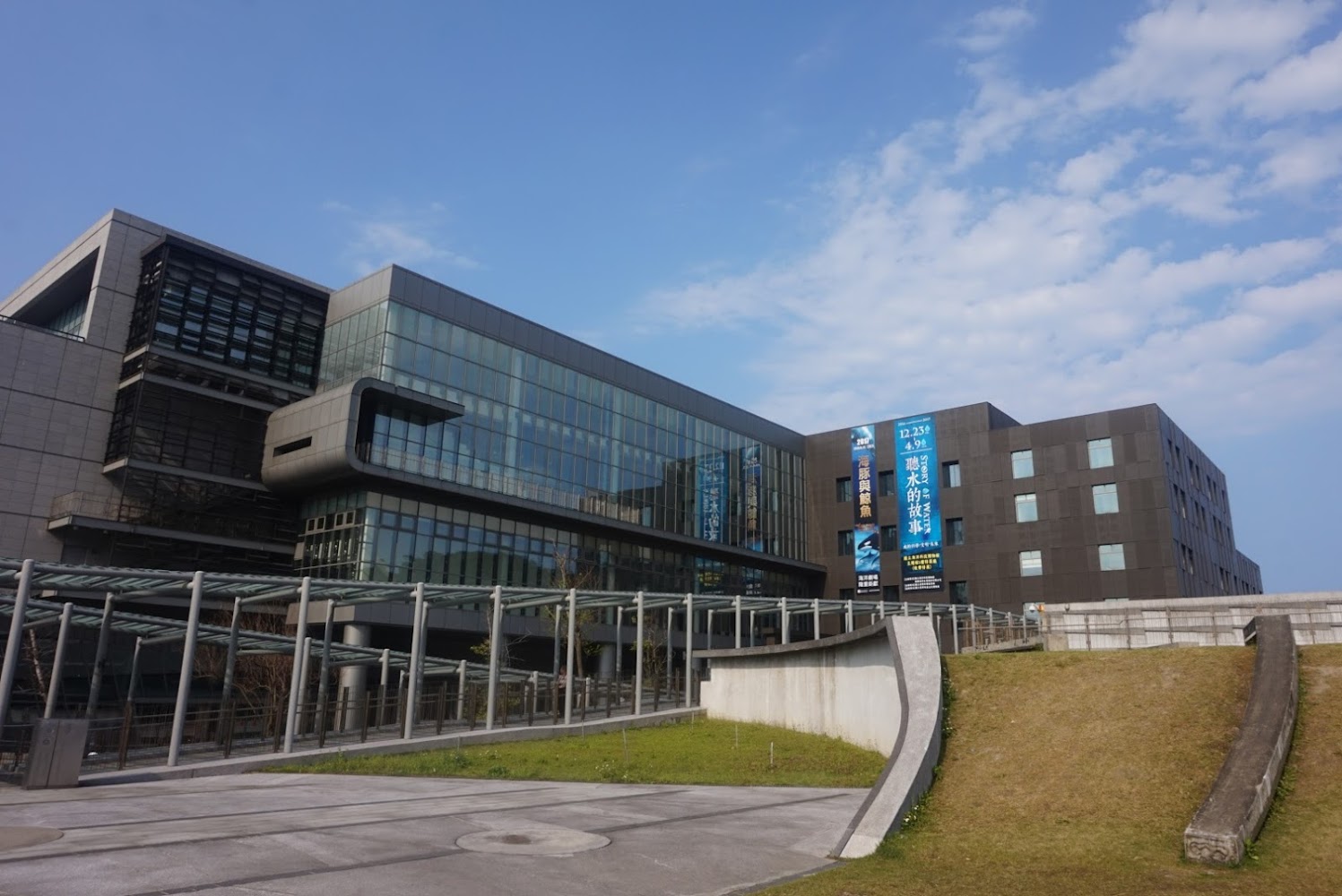 區域探索館外觀與草地步道