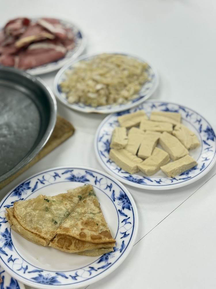 台電勵進餐廳蔥油餅豆腐豆干絲與生肉片