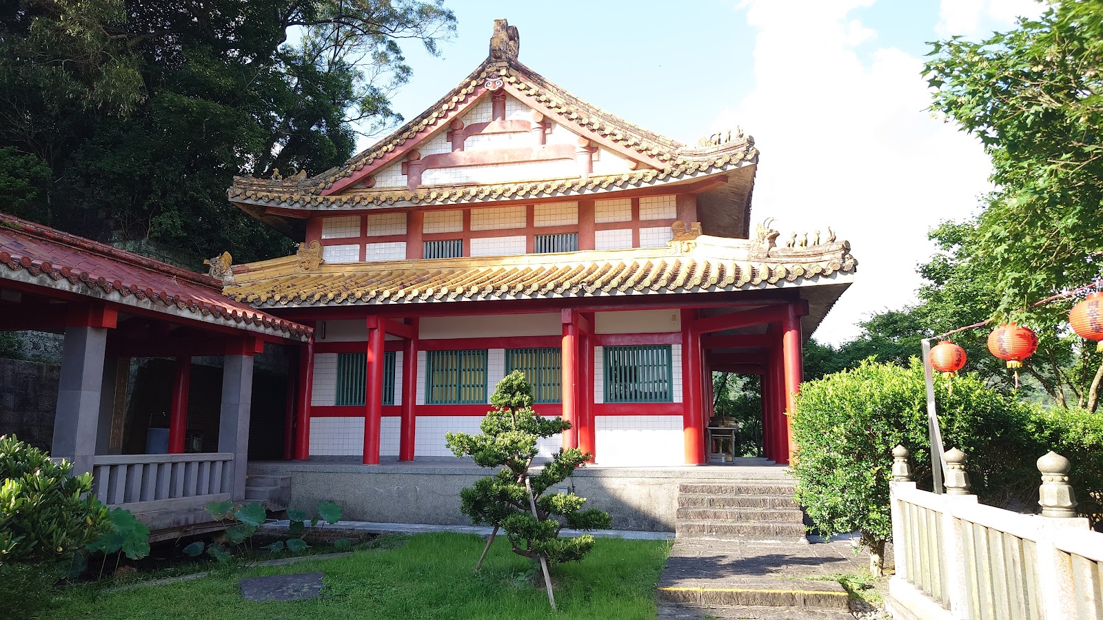 拱北殿側殿黃色琉璃瓦屋頂紅色柱子松樹庭院
