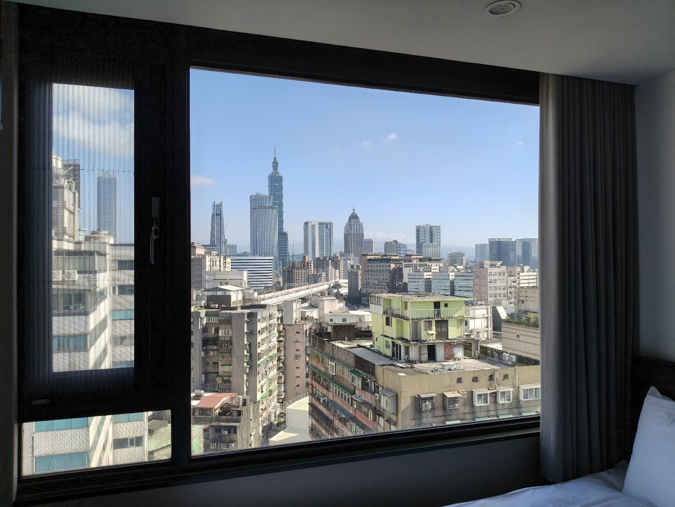 小公館人文旅舍窗外台北101景色