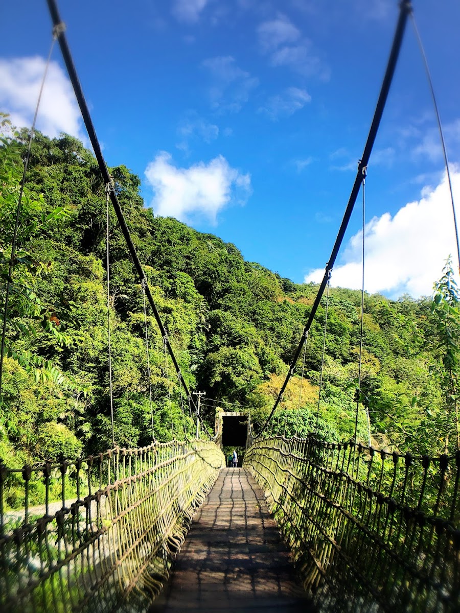 富源吊橋橋面俯瞰往對岸山洞望去藍天白雲