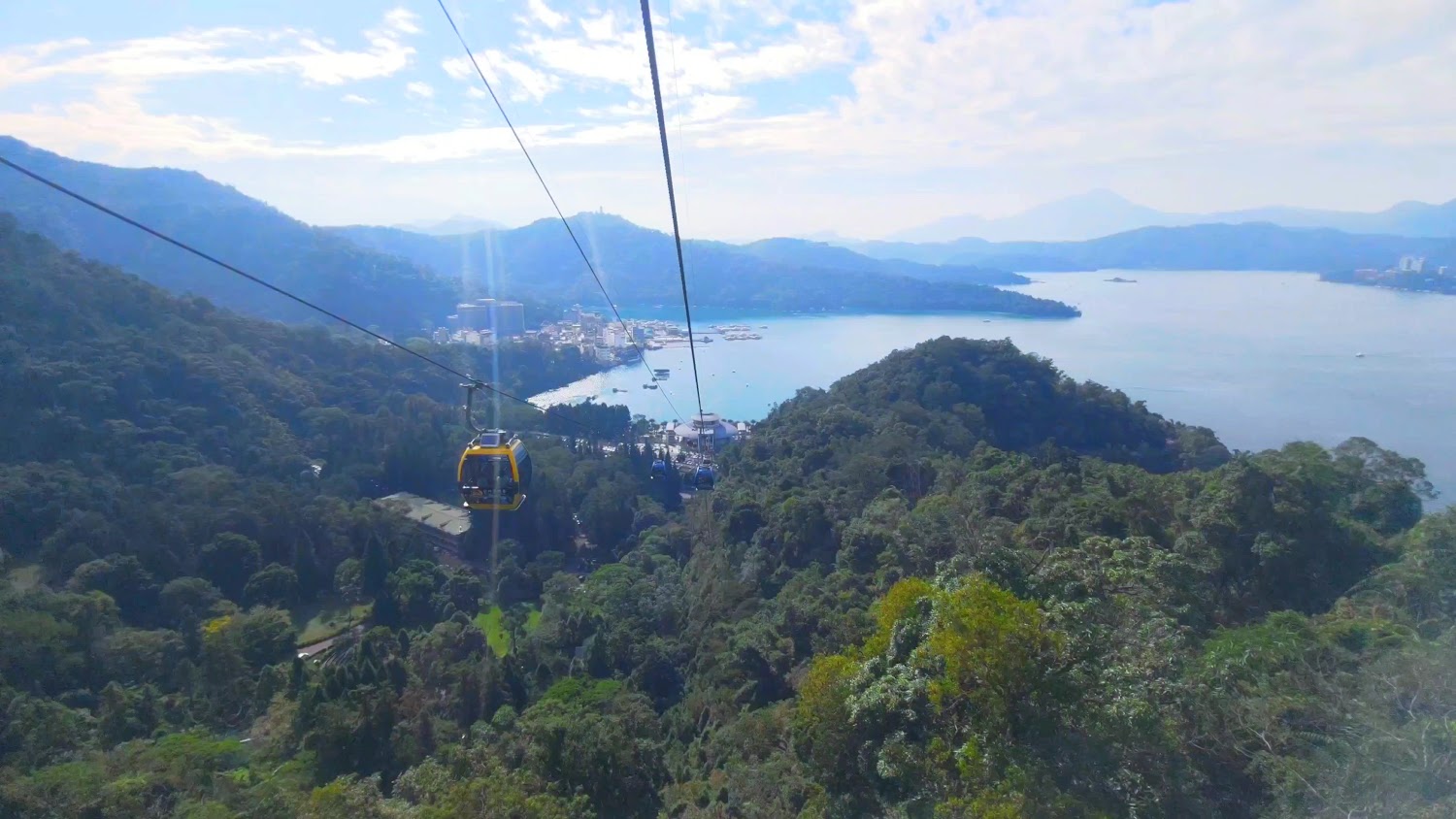穿越山林的九族文化村纜車路線遠景